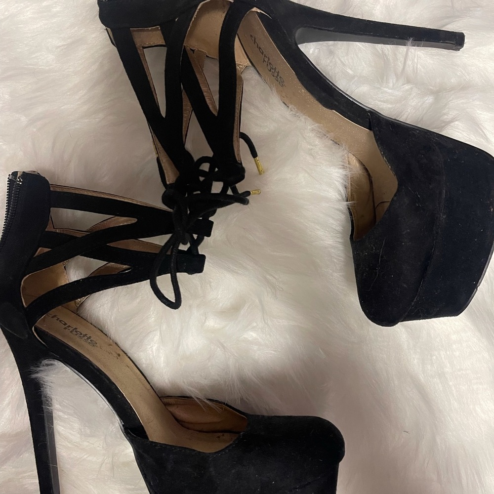 Black pumps